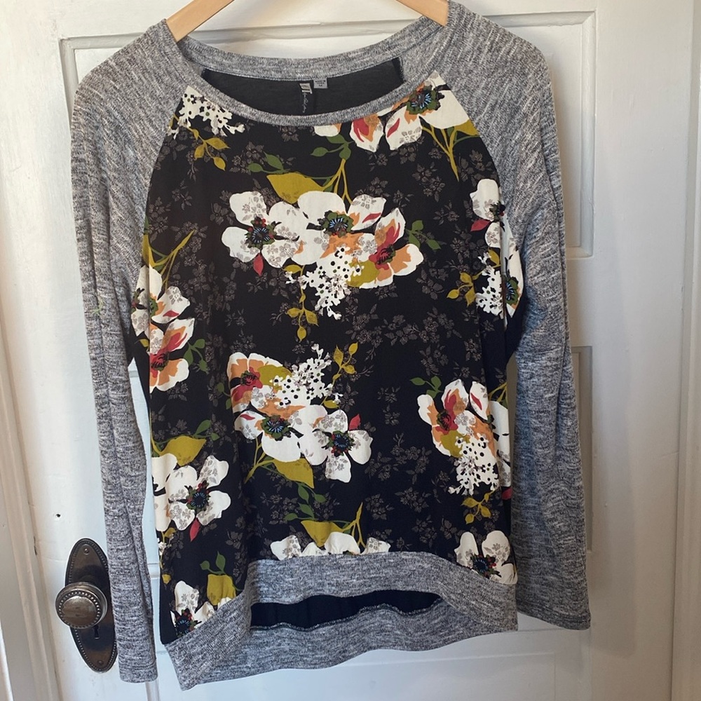 Kut from the Kloth Black Floral Raglan Top with Gray Sleeves